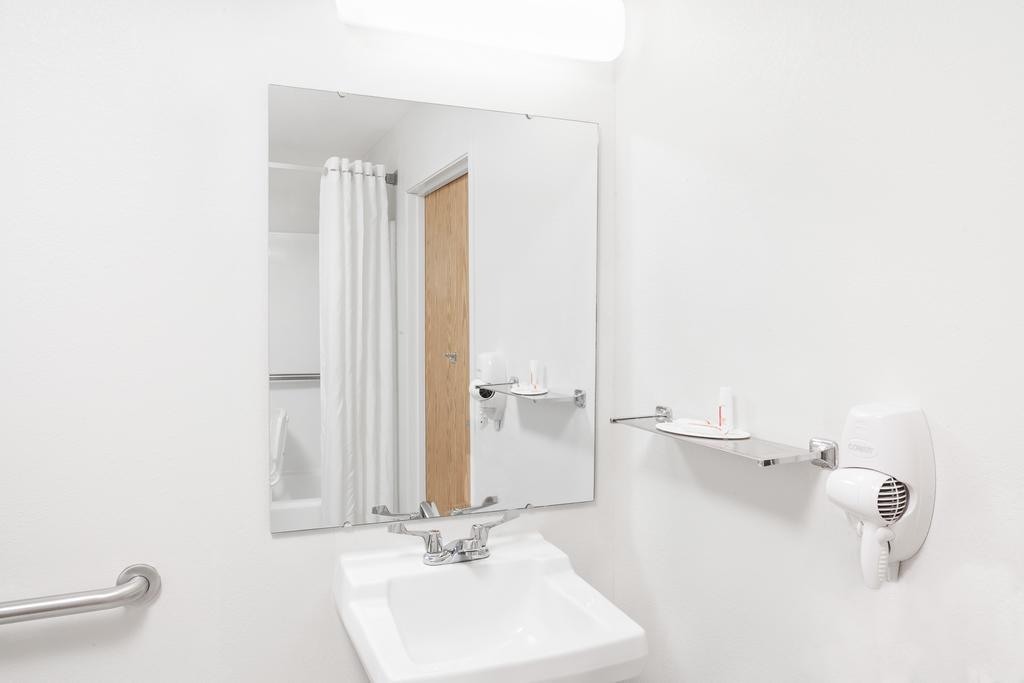 Super 8 By Wyndham Gas City Marion Area Экстерьер фото